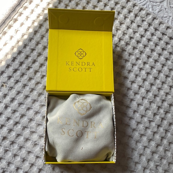 NWT Kendra Scott earrings - Picture 3 of 3